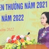 Tổng Giám đốc, Chủ tịch Hội đồng thi đua khen thưởng TTXVN Vũ Việt Trang trao Cờ thi đua của TTXVN cho các tập thể. (Ảnh: Tuấn Anh/TTXVN)