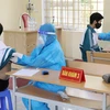 Lực lượng y tế khám sàng lọc và tư vấn cho học sinh Trường THPT Việt Trì, tỉnh Phú Thọ, trước khi tiêm vaccine phòng COVID-19. (Ảnh: Trung Kiên/TTXVN)