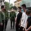Đại tá Nguyễn Quốc Hùng, Giám đốc Công an tỉnh Hà Nam cùng các đối tượng. (Ảnh: TTXVN phát)