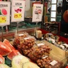 Vải thiều Việt Nam được bày bán tại siêu thị Carrefour Tongres ở thủ đô Brussels. (Ảnh: Hương Giang/TTXVN)