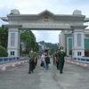 Lực lượng chức năng Việt Nam đưa các công dân nhập cảnh trái phép ra vạch biên giới Cửa khẩu đường bộ quốc tế Lào Cai để trao trả cho phía Trung Quốc. (Ảnh: TTXVN phát)