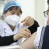 Nhân viên y tế tiêm vaccine phòng COVID-19 cho học sinh lớp 6 tại điểm tiêm chủng trường THCS Lê Ngọc Hân, quận Hai Bà Trưng, Hà Nội, vào sáng 17/4. (Ảnh: Minh Quyết/TTXVN)
