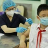 Nhân viên y tế tiêm vaccine phòng COVID-19 cho học sinh trường Trung học cơ sở Hồng Bàng, quận 5. (Ảnh: Thu Hương/TTXVN)