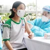 Nhân viên y tế tiêm vaccine ngừa COVID-19 cho học sinh THPT tại huyện Củ Chi ở TP Hồ Chí Minh. (Ảnh: Thu Hương/TTXVN)