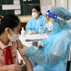 Cán bộ Y tế tiêm vaccine phòng COVID-19 cho học sinh trường THCS Gia Cẩm, thành phố Việt Trì, tỉnh Phú Thọ. (Ảnh: Trung Kiên/TTXVN)