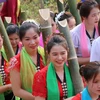 Các cô gái thái xinh xắn tham gian Lễ hội Áp Hô Chiêng. (Ảnh: Nguyễn Oanh/TTXVN)