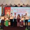 Phó Chủ tịch UBND tỉnh Long An Phạm Tấn Hòa trao tặng danh hiệu cho thân nhân Mẹ Việt Nam anh hùng. (Ảnh: Đức Hạnh/TTXVN)