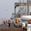 Công nhân làm việc tại cơ sở khai thác dầu trên đảo Khark, ngoài khơi Vùng Vịnh. (Ảnh: AFP/TTXVN)