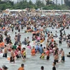Mới là ngày đầu tiên của kỳ nghỉ lễ 30-4 và 1-5, nhưng tại bãi biển Sầm Sơn đã có rất đông du khách từ khắp các tỉnh, thành phố đổ về đây vui chơi, nghỉ dưỡng và tắm biển. (Nguồn: baothanhhoa.vn)