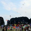 Người dân, du khách tham gia lễ hội thả diều tại quảng trường 30/10 thành phố Hạ Long dịp nhỉ lễ 30/4 và 1.5. (Ảnh: TTXVN phát)
