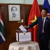 Đại sứ Việt Nam tại Nam Phi Hoàng Văn Lợi mở đầu buổi lễ quyên góp. (Ảnh: Hồng Minh/TTXVN)