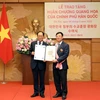 Đại sứ Đặc mệnh toàn quyền Đại Hàn Dân Quốc tại Việt Nam Park Noh-wan thay mặt Tổng thống Đại Hàn Dân Quốc thực hiện nghi lễ trao Huân chương Quang Hoa cho ông Trần Văn Túy. (Ảnh: An Đăng/TTXVN)