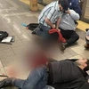 Các nạn nhân bị thương sau vụ xả súng tại ga tàu điện ngầm ở quận Brooklyn. (Ảnh: Twitter)