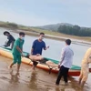 Lực lượng chức năng huyện Tân Phú, Đồng Nai đưa một nạn nhân lên bờ. (Nguồn: tuoitre.vn)