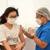 Nhân viên y tế tiêm vaccine phòng COVID-19 cho người dân tại Bangkok, Thái Lan, ngày 23/4 vừa qua. (Ảnh: THX/TTXVN)