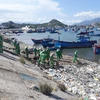 Công nhân của Công ty TNHH XD-TM&SX Nam Thành Ninh Thuận thu gom rác tại khu vực biển Đầm Nại, thị trấn Khánh Hải, huyện Ninh Hải. (Ảnh: Nguyễn Thành/TTXVN)