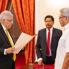 Ông Ranil Wickremesinghe (trái) tuyên thệ nhậm chức Thủ tướng Sri Lanka trước sự chứng kiến của Tổng thống Gotabaya Rajapaksa (phải) tại Dinh Tổng thống ở Colombo ngày 12/5/2022. (Ảnh: AFP/TTXVN)