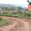 Chính quyền các xã, phường của thành phố Pleiku (Gia Lai) làm biển cảnh báo để hạn chế rủi ro của người dân khi các "cò đất" loan tin các dự án quy hoạch để bán đất nông nghiệp. (Ảnh: Hồng Điệp/TTXVN)
