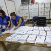 Nhân viên bầu cử kiểm phiếu bầu Quốc hội tại thành phố Batroun, Liban ngày 15/5/2022. (Ảnh: AFP/TTXVN)