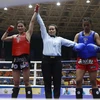 Nữ võ sỹ Bàng Thị Mai (Việt Nam, đỏ) thắng võ sỹ April Joy La Madrid (Philippines, xanh) nội dung thi đấu đối kháng hạng 60kg. (Ảnh: Hoàng Hùng/TTXVN)