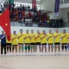 Đội tuyển bóng ném nữ Việt Nam thực hiện nghi thức chào cờ. (Ảnh: Thế Duyệt/TTXVN)