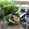 Triển khai thí điểm cấp đăng ký xe môtô tại Công an xã Tân Tiến, thị xã La Gi, tỉnh Bình Thuận. (Ảnh: Nguyễn Thanh/TTXVN)
