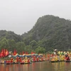 Du khách trải nghiệm một trong những hoạt động văn hóa của Tuần du lịch "Sắc vàng Tam Cốc-Tràng An." (Ảnh: Hải Yến/TTXVN)