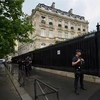Cảnh sát Pháp đứng bên ngoài Đại sứ quán Qatar ở Paris ngày 23/5. (Nguồn: AFP/Getty Images)