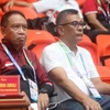 Bộ trưởng Bộ Thể thao và Thanh niên Indonesia Zainudin Amali (bên trái) dự khán trận chung kết nội dung đôi nam nữ môn Quần vợt SEA Games 31. (Ảnh: Thế Duyệt/TTXVN)