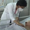 Bác sỹ điều trị cho trường hợp ngộ độc "ma túy nước biển." (Nguồn: baogiaothong.vn)