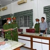Cơ quan Cảnh sát điều tra Công an tỉnh Trà Vinh thi hành lệnh bắt tạm giam bị can Trần Đắc Thanh, Phó Giám đốc Sở Y tế Trà Vinh. (Ảnh: TTXVN phát)