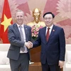 Chủ tịch Quốc hội Vương Đình Huệ và Đại sứ Vương quốc Anh tại Việt Nam Gareth Ward tại buổi tiếp. (Ảnh: Doãn Tấn/TTXVN)