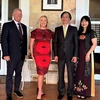 Đại sứ Nguyễn Tất Thành và phu nhân chụp ảnh cùng Thống đốc Bắc Australia Vicki O’Hallorand và phu quân. (Ảnh: TTXVN phát)