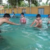 Hướng dẫn cho học sinh các động tác bơi tại trường Tiểu học Thanh Lâm, huyện Lục Nam, tỉnh Bắc Giang. (Ảnh: Danh Lam/TTXVN)