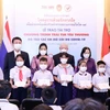 Trao học bổng cho các học sinh mồ côi vì dịch COVID-19 tại Thành phố Hồ Chí Minh. (Ảnh: Xuân Khu/TTXVN)