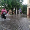 Các phương tiện di chuyển khó khăn trên phố Lê Thánh Tôn, Hà Nội sau cơn mưa. (Ảnh: Phạm Hậu/TTXVN)