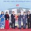 Nhóm Đại biểu Quốc hội trẻ khóa XV tặng hoa Chủ tịch Quốc hội Vương Đình Huệ. (Ảnh: Doãn Tấn/TTXVN)