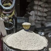 Người dân mua bột mỳ tại một khu chợ ở CH Chad. (Ảnh: AFP/TTXVN)
