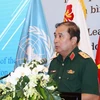 Trung tướng Phùng Sĩ Tấn, Phó Tổng Tham mưu trưởng Quân đội Nhân dân Việt Nam phát biểu tại hội thảo. (Ảnh: Trọng Đức/TTXVN)