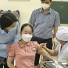 Tiêm vaccine phòng COVID-19 cho trẻ từ 5 đến dưới 12 tuổi, tại điểm tiêm trường THCS Lê Quý Đôn, quận Hà Đông. (Ảnh: Minh Quyết/TTXVN)