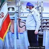 Kỹ thuật viên làm việc tại cơ sở làm giàu urani Natanz của Iran. (Ảnh: AFP/ TTXVN)