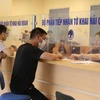 Công chức Hải quan Ga Ga đường sắt Quốc tế Đồng Đăng, tỉnh Lạng Sơn hướng dẫn doanh nghiệp mở tờ khai xuất nhập khẩu hàng hóa. (Ảnh: Quang Duy/TTXVN)
