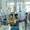 Các bệnh nhân mắc sốt xuất huyết đang được điều trị tại Bệnh viện Nhi Gia Lai. (Ảnh: TTXVN phát)