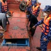 Kiểm tra một vụ tàu chở dầu DO bất hợp pháp trên vùng biển Tây Nam. (Ảnh: TTXVN phát)