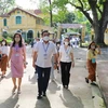 Phó Chủ tịch UBND TP Hà Nội Chử Xuân Dũng đến kiểm tra tại điểm thi Trường THPT Chu Văn An, quận Tây Hồ. (Ảnh: Thanh Tùng/TTXVN)