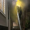 Lực lượng Cảnh sát phòng chống chữa cháy và cứu hộ cứu nạn Công an quận Hai Bà Trưng triển khai cứu người mắc kẹt trong đám cháy. (Ảnh: TTXVN phát)