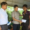 Đại diện lãnh đạo huyện Đakrông đến thăm hỏi, động viên, hỗ trợ gia đình nạn nhân. (Ảnh: TTXVN phát)
