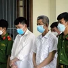 Bị cáo Nguyễn Minh Chuyển (thứ hai từ phải sang) tại Tòa án. (Ảnh: TTXVN phát)