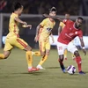 Một pha tranh bóng giữa các cầu thủ đội bóng đá Thành phố Hồ Chí Minh-áo đỏ, với đội bóng đá Thanh Hóa-áo vàng. (Ảnh: Thanh Vũ/TTXVN)