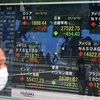 Bảng điện tử thông báo chỉ số Nikkei 225 tại thị trường chứng khoán Tokyo. (Ảnh: AFP/TTXVN)